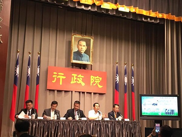 環保署長李應元(右二)今天在行政院會後回應外界對空汙法修法的質疑。記者周佑政/攝影