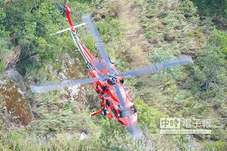 失聯2日的巨陞公司董座陳宏育及妻子范錦美，被發現摔落台8線中橫公路159.1公里處，消防人員以空勤將兩人遺體吊掛下山。（張祈攝） 