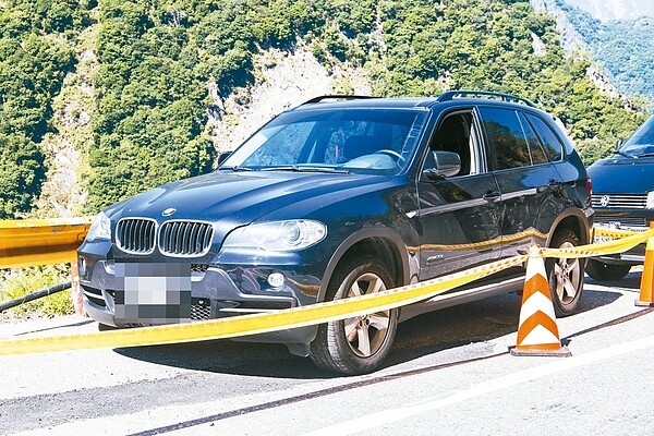 巨陞董座夫婦駕駛的BMW X5停靠中橫公路，駕駛座車窗半開。 記者蔡翼謙／攝影