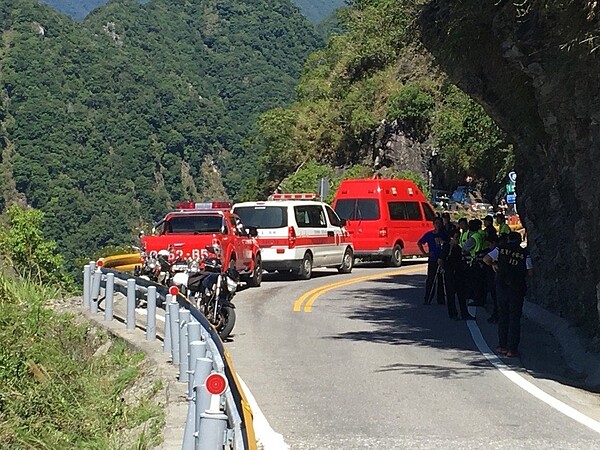 巨陞公司董事長陳宏育與妻子范錦美被發現在中橫墜崖身亡,家屬曾向警方報失蹤,但夫妻的手機關機,警方無法即時定位協尋,究竟是跳崖自殺或意外失足待調查。。記者蔡翼謙/攝影