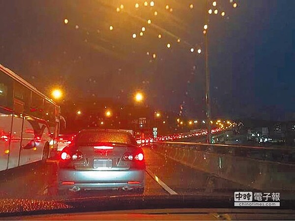 高公局將南港聯絡道南下路口從2車道縮減為1車道,導致閘道車輛塞爆。(高嘉瑜議員研究室提供)