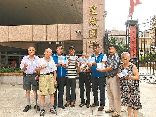 軍人年改七月一日上路 ,國防部趕在本周前寄出「已退軍職人員退除給與重新計算通知函」,卻發生人名、地址、級職大量錯誤。 楊正中議員/提供