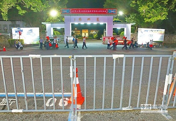 國防大學三軍六校聯合畢業典禮29日在政戰學院北投復興崗校區舉行,蔡英文總統將出席,警方在現場外圍加緊架設鐵馬護欄。(陳君瑋攝)