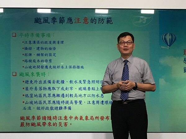 中央氣象局氣象預報中心主任呂國臣今天發布今年颱風展望，估計今年有3至5個颱風侵襲台灣。記者吳姿賢／攝影