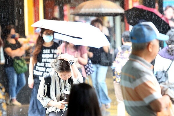 下週二至週五(3至6日)天氣仍晴朗偏熱，西南風引進的水氣逐漸減少，但大氣仍不穩定，午後有局部雷陣雨。 聯合報系資料照