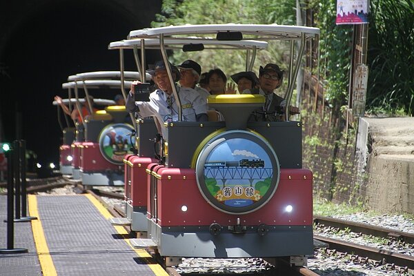 苗栗縣舊山線鐵道自行車Rail Bike目前試運轉,7月起針對三義鄉民、旅宿觀光業者提供試乘。記者胡蓬生/攝影
