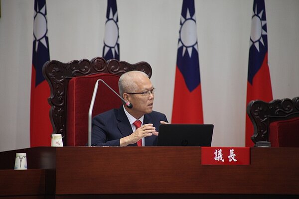 竹市府上周五辦「台大醫院新竹湳雅院區市地重劃工程」開工典禮,今天市議會開議,議員質疑為誤導民眾是醫院動工。記者郭宣彣/攝影