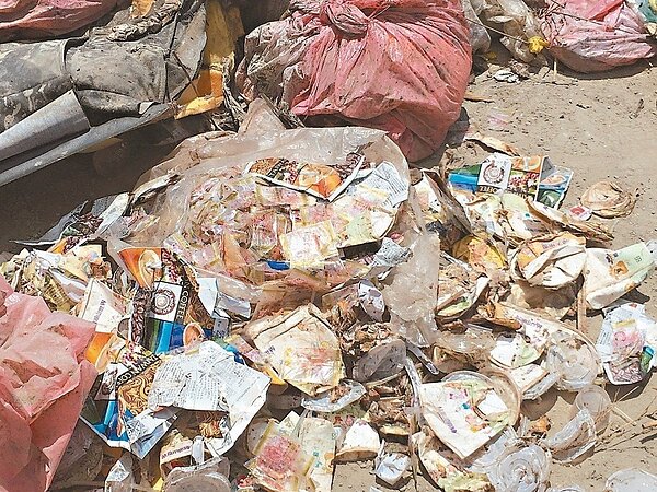 雲林縣斗六市垃圾轉運站昨天遭人傾倒大量廢棄物，內含樂園及飯店的紙杯、拖鞋等。 記者陳雅玲／攝影
