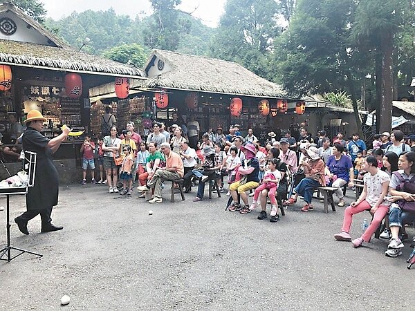 溪頭妖怪村靠著創意,假日吸引不少親子參觀,並結合街頭藝人表演,逗得大人小孩哈哈大笑。 記者江良誠/攝影
