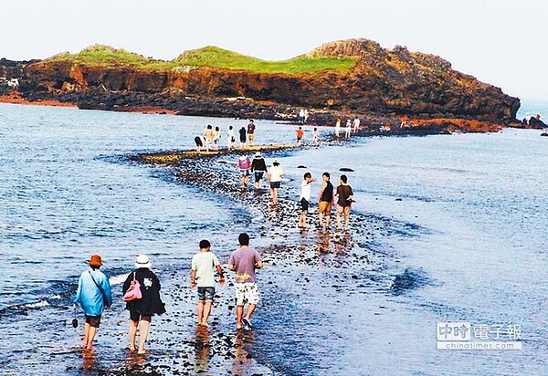 澎湖北寮至赤嶼「摩西分海」的奇景，近年來成為遊客到訪澎湖必去的熱門景點。（陳可文攝）