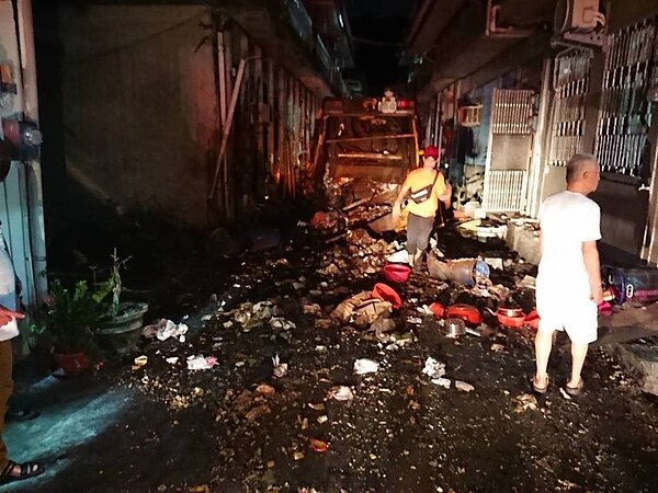 宜蘭蘇澳鎮垃圾車發生氣爆,警方調研判有可能是高壓氣體小鋼瓶,經過車斗擠壓後引爆。 圖/消防局提供