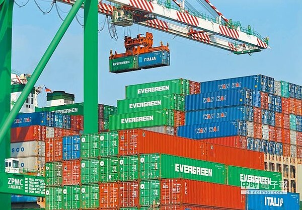台綜院雖上修今年經濟成長率預測值至2.62%,不過對於消費、投資的看法,整體來說較為悲觀,但卻樂觀看待今年出口表現。圖為高雄港70號碼頭旁大型貨輪貨櫃吊掛作業情景。(本報資料照片)