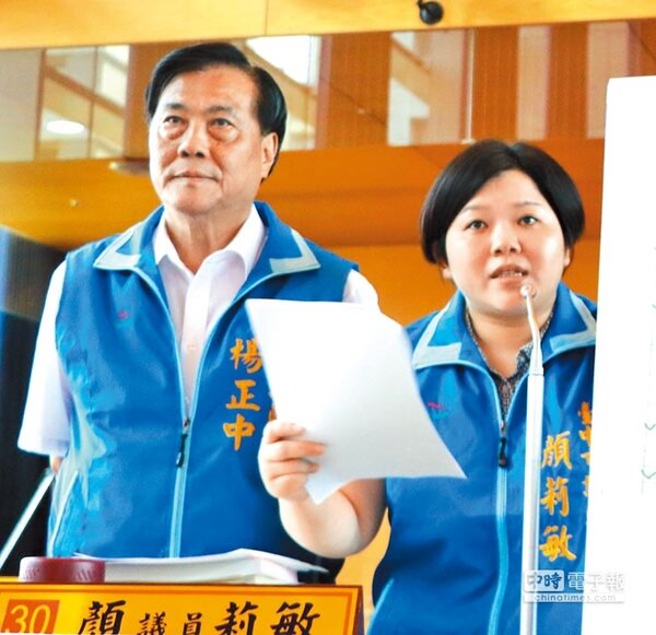 台中市議會國民黨團執行長顏莉敏（右）29日抨擊，該檢討的是民進黨。（盧金足攝）