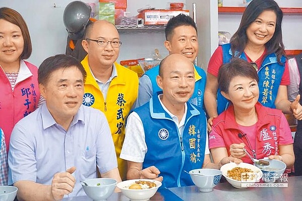 國民黨副主席郝龍斌(前排左起)、高雄市長參選人韓國瑜、台中市長參選人盧秀燕29日一起大啖豬血湯及滷肉飯,象徵拚經濟、治空汙訴求。(柯宗緯攝)