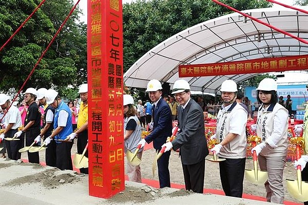 新竹市長林智堅（右四）、台大醫院新竹分院院長洪冠予（右三），22日為湳雅院區市地重劃工程舉行開工動土儀式。（徐養齡攝）