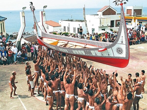 觀光地區、風景特定區等將可收取卅元至兩百元不等觀光保育費,蘭嶼、澎湖等離島,最快明年有機會先上路。 圖/聯合報系資料照片