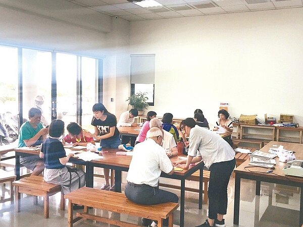 軍公教年改處分書陸續送達，但軍方送出的處分書錯誤百出，不少退休人士最近都拿著處分書尋求法律諮詢，希望了解有那些救濟管道。圖／江啟臣服務處提供