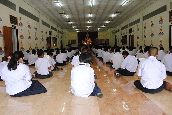 一所中學學生為失蹤者誦經祈福。(取自泰國國家報)