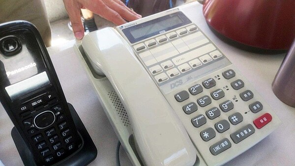 無線電話改使用有線電話,每期可省100元。記者郭宣彣/攝影