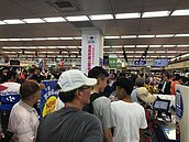 金門人全部動起來！家樂福開幕擠爆　烤雞5分鐘搶光