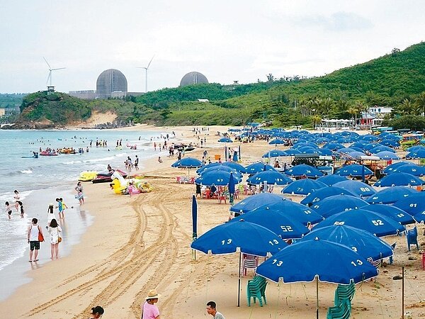 暑假首個周末,屏東墾丁南灣沙灘昨天湧現久違的人潮。 記者潘欣中/攝影