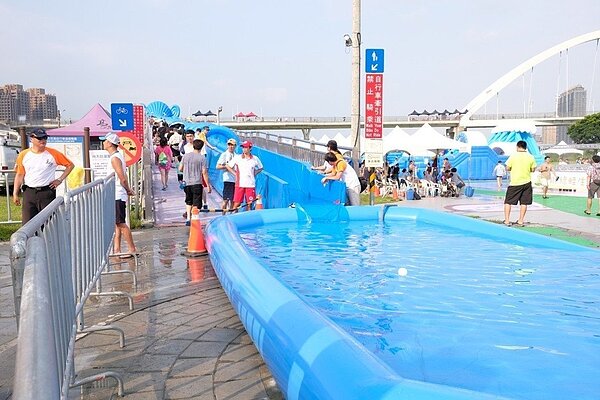 新月橋上藍色飛天咕溜象滑水道,吸引民眾拍照。 記者張曼蘋/攝影