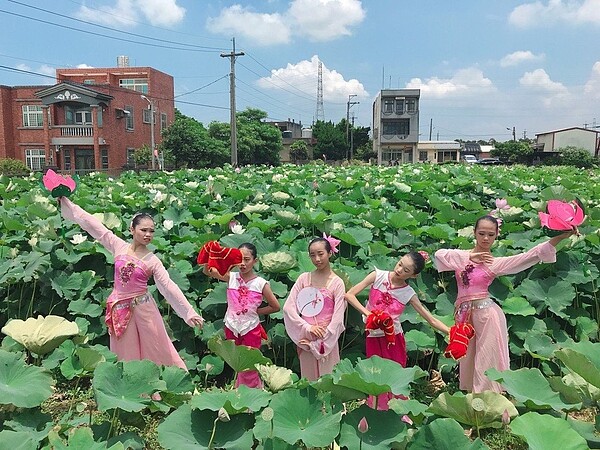 2018桃園蓮花季昨日活動開跑，蓮花盛開加上好天氣，吸引大量遊客朝聖。記者許政榆／攝影