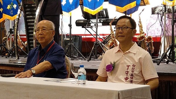 國民黨台北市長參選人丁守中,參加中華海峽兩岸客家文經交流協會第三屆第三次交流大會,前國民黨主席吳伯雄也參加。記者楊正海/攝影