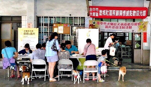 台中市動保處今起積極防範狂犬病疫情傳播,將在全市8個區舉辦狂犬疫苗及晶片巡迴注射。圖/中市動保處提供