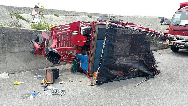 今年6月8日發生嘉義市師生校外生態教學,學生共乘採蚵車準備到潮間帶時,因採蚵車上坡時機械故障而倒退嚕翻覆,造成9名學生受傷。 圖/聯合報系資料照片