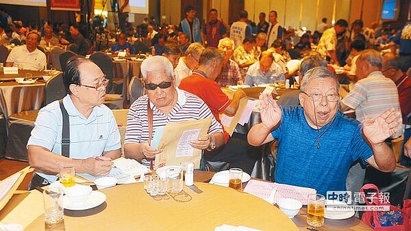 中華民國八百壯士捍衛中華協會舉行成立大會，現場吸引四百多名退伍軍人到場填寫相關資料。（季志翔攝）
