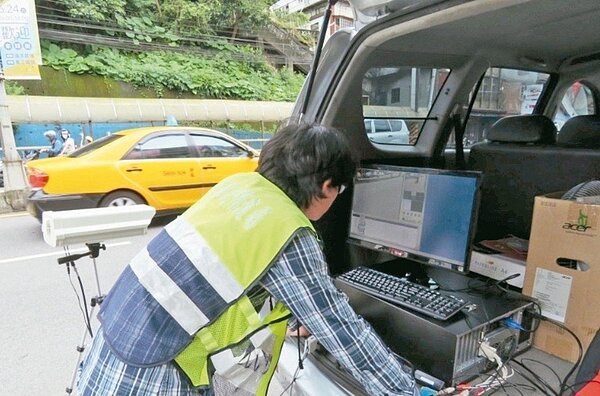 機車逾期未定檢者,只要被「移動式車牌辨識系統」拍到,將處以罰鍰2千元。 記者游明煌/翻攝
