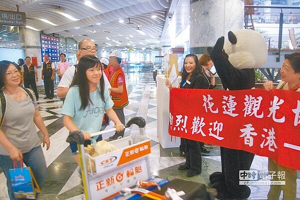 交通部擬提高境外包機補助拚觀光。圖為花蓮旅行業者在機場拉布條歡迎港籍遊客搭乘包機來到花蓮。（本報資料照片）