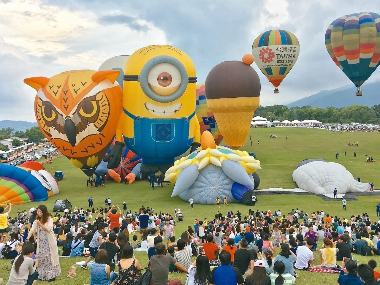 昨天下午5點半多，鹿野高台大草原上就擠進約6千名遊客等待熱氣球表演活動。 記者羅紹平／攝影