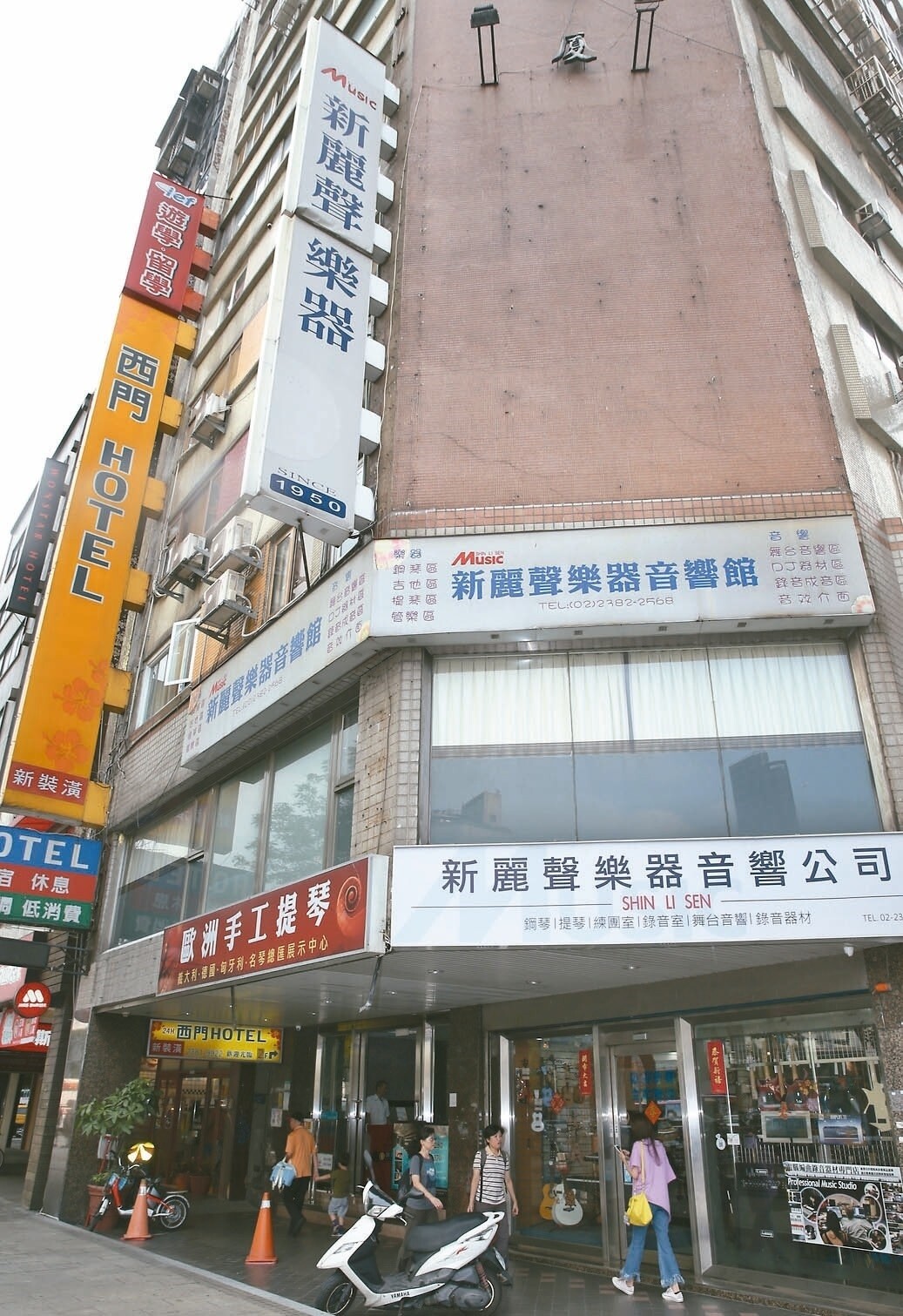 西門町新麗聲集團守住本業樂器行，並在飯店、商旅、音響器材多角化轉型，集團總公司新麗聲樂器行，西門飯店都在同一棟樓。 記者林俊良／攝影