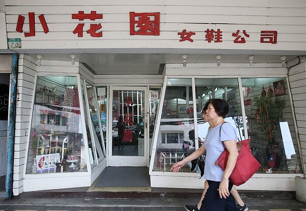 西門町小花園鞋店已有一甲子歷史,如今面臨大環境變遷與租金上漲將在下月結束西門店營業。 記者林俊良/攝影