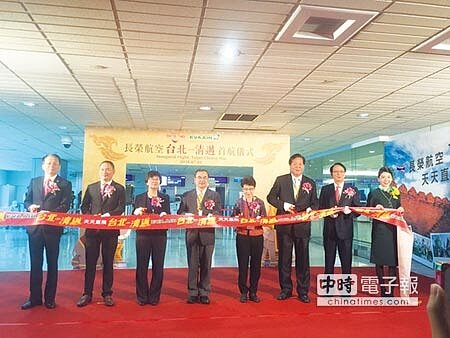 
長榮航昨於桃園機場舉辦台北-清邁首航儀式，由民航局副局長方志文（左四）、觀光局副局長陳淑慧（左三）、泰國貿易經濟辦事處副代表黃麗卿（右三）、泰國觀光局台北辦事處副處長刀明（左二）、桃園機場公司總經理蕭登科（右二）、長榮航空總經理孫嘉明（左一）及柯金成發言人（右一）共同剪綵慶賀。圖／王淑以
 