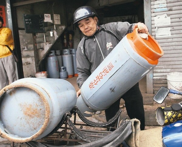 中油公司宣布，今起家用桶裝瓦斯(液化石油氣)每公斤調漲0.3元。本報資料照片