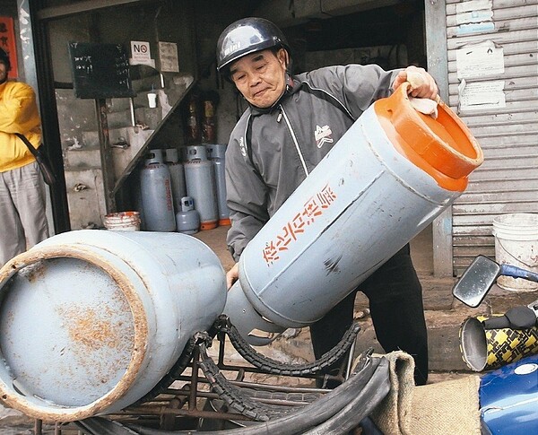 中油公司宣布,今起家用桶裝瓦斯(液化石油氣)每公斤調漲0.3元。本報資料照片