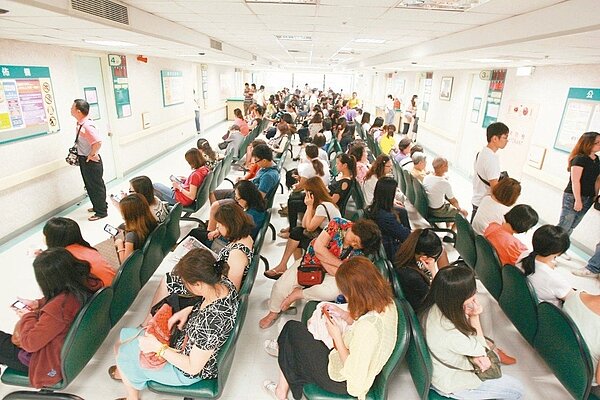 為落實轉診,減少門診量,健保署要求大型醫院七月起每年減少百分之二門診量,否則不給付健保費。 圖/聯合報系資料照片