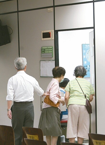 健保署要求大型醫院門診減量百分之二,今起習慣到大醫院看病的民眾,恐得面對醫師徵詢,願不願意轉到診所看病。 圖/聯合報系資料照片