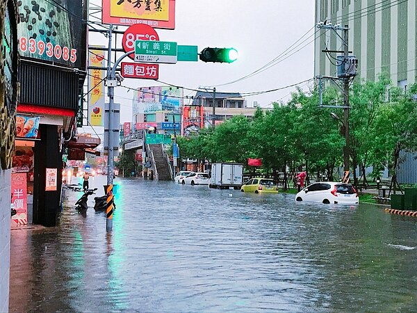 員林市新義街與靜修路一帶又積水盈尺,店家的早餐生意都泡湯了。記者何烱榮/攝影