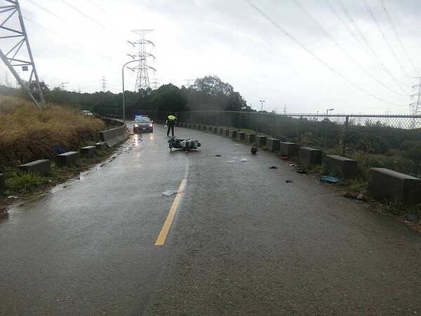 台中市近二日受到雷雨胞影響下起大雨，機車族易傳自摔案，台中市警局交通大隊呼籲市民雨天騎車放慢速度。圖／台中市警局交通大隊提供