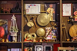 眷村的人來自大陸大江南北，各有各的特色歌舞藝術，因此閒暇之餘，唱一口京劇，彈一首月琴就成為消磨時間的最好辦法。