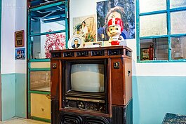 拉門式的黑白電視，蔣經國肖像以及大同寶寶。這個場景讓許多人回想起物質不豐但精神卻很充盈的那個美好年代。