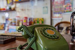 類比式電話。撥完整組電話號碼要好一陣時間。