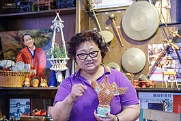 漂亮的藝術作品，可是用四色牌摺出來的。這也是當年眷村媽媽們打發時間賺家庭生活費的代工之一。