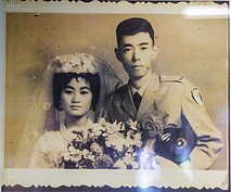 早年的結婚照。新郎中尉時候駐守在金門，人已經過世，但是妻子苗台屏女士卻活躍在眷村博物館的各個活動中。