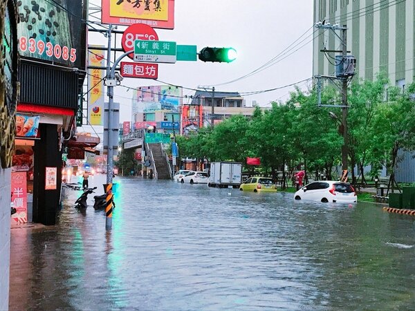 雨彈來襲，員林市西區街道淹水嚴重。記者何烱榮／攝影 