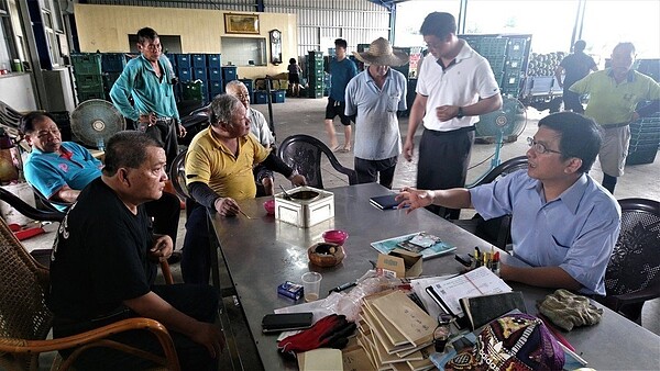 桃園市長鄭文燦(右三)昨到高鐵青埔特區,勘查新設青園國小預定地。 記者張弘昌/攝影